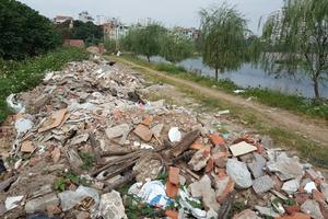 Phế thải xây dựng đang “bức tử” Đầm Hồng