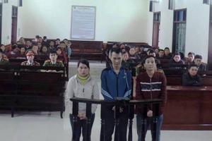 Hai “tú ông” thay nhau hãm hiếp nhân viên 15 tuổi