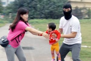 Giải cứu cháu bé 3 tuổi, 2 chiến sĩ công an bị đâm trọng thương