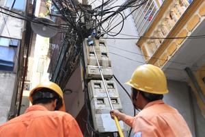 Xăng - điện “nắm tay nhau” tăng giá: Áp lực dồn nặng lên vai người lao động