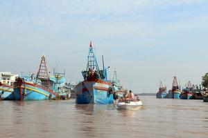 Khẩn trương di dời hàng nghìn người dân để tránh bão số 16