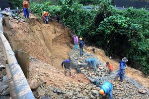 Lai Châu: Sạt lở đất đá, 1 xe ôtô và 1 máy xúc bị hất xuống vực sâu