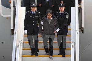 Trung Quốc truy bắt hàng nghìn quan tham chạy trốn ra nước ngoài