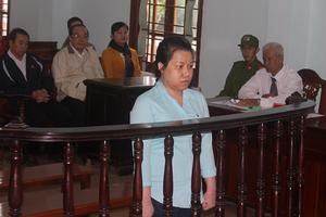 Tham ô tiền tỉ đi sửa sắc đẹp, nữ kế toán trưởng nức nở tại toà