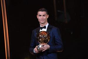 Cristiano Ronaldo san bằng kỷ lục giành 5 Quả bóng vàng của Messi