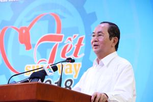 Chủ tịch nước chúc Tết, tặng quà công nhân Bình Dương