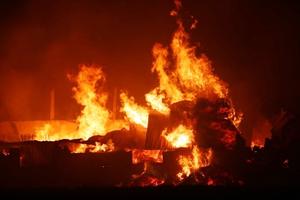 Hỏa hoạn thiêu rụi hàng ngàn m2 nhà xưởng trong đêm ở Đồng Nai