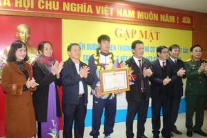 Lãnh đạo Hà Tĩnh tặng bằng khen trung vệ Bùi Tiến Dũng