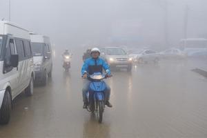 Không khí lạnh tiến sát biên giới, miền Bắc mưa rét bao trùm