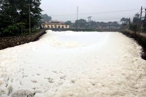 Nước sông Nhuệ biến cả một đoạn kênh sủi bọt, bốc mùi hôi thối