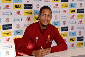 Hậu vệ đắt giá nhất thế giới Van Dijk ra mắt CĐV Liverpool