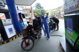 PVOIL giảm 500 đồng mỗi lít xăng E5 và dầu DO trong hai ngày