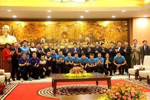 Chủ tịch HN Nguyễn Đức Chung gặp mặt Quang Hải và các cầu thủ U23