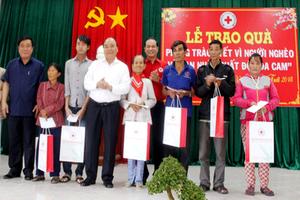 Thủ tướng tặng quà người nghèo tại Bình Định