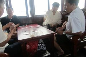 Có dấu hiệu bao che cho cán bộ đánh bài ăn tiền?