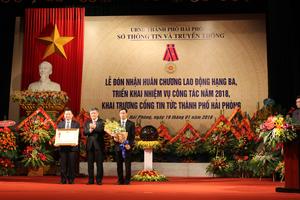 Sở Thông tin và Truyền thông đón nhận Huân chương Lao động hạng Ba