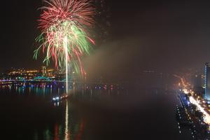 Chào đón năm mới 2018 với màn pháo hoa rực rỡ trên sông Hàn