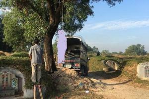 9X treo cổ trên cây trong nghĩa trang