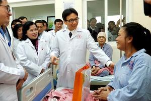 Phó Thủ tướng Vũ Đức Đam thăm bệnh nhân ung thư tại Bệnh viện K