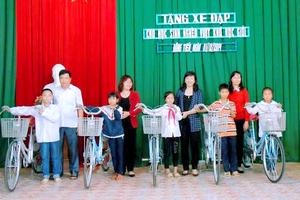 Huyện Yên Thế biếu quà Tết nguyên lãnh đạo bằng tiền… bảo trợ xã hội