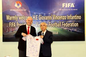 Chủ tịch FIFA cam kết sẽ hỗ trợ cho sự phát triển bóng đá Việt Nam
