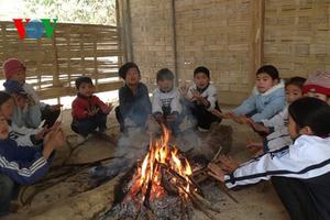 Nhiệt độ xuống thấp, hàng nghìn học sinh vẫn nghỉ học để tránh rét