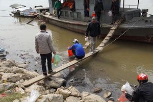 Sông Hồng ô nhiễm nặng sau ngày cúng Táo quân