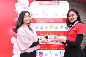 Khách hàng Maritime Bank thanh toán hóa đơn với mã QR trên ngân hàng di động 