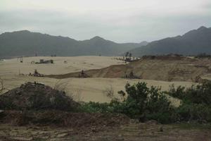 Khai thác ti tan làm lấp đường dân sinh, gây xâm thực đất rừng 