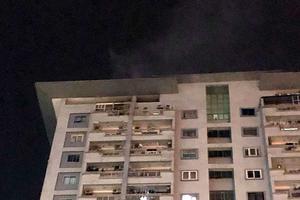 Cháy trong đêm từ tầng 18, người dân hoảng loạn tháo chạy