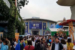 Hàng nghìn người tiếp tục 'rồng rắn' xếp hàng săn tour 0 đồng