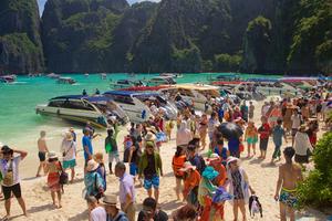 Các nước ĐNA đóng cửa bãi biển vì quá tải và quan ngại môi trường
