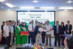 Vietcombank Huế trao tặng xe ô tô cho Bệnh viện Trung ương Huế