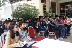 Thay miễn học phí bằng vay tín dụng: Không khả thi!