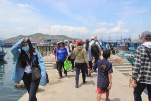 Học sinh các xã đảo gian nan đường đến trường