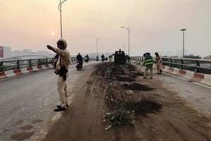Hà Nội: Đổ trộm bùn trên cầu vượt