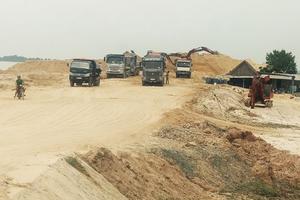 Rầm rộ khai thác cát ở hồ Dầu Tiếng