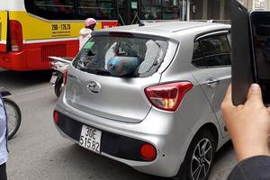 Hà Nội: Bình gas bất ngờ bắn thẳng vào đuôi xe ôtô đang di chuyển