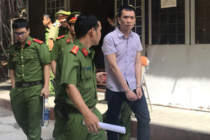 Xét xử nguyên cán bộ công an tội gián điệp, dọa bán tài liệu mật