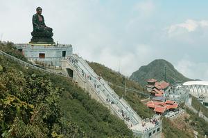 Giá vé cáp treo giảm tới hơn 70%, người dân Tây Bắc rủ nhau lên Fansipan