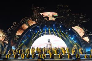Du khách phấn khích “quẩy” trắng đêm cùng Carnaval Hạ Long