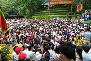 Biển người đổ về Đền Hùng dù chưa chính hội 10/3, nhiều du khách đợi 2 tiếng chưa lên được tới đền