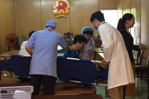 Cán bộ bệnh viện ở Sài Gòn tham ô hơn 1 tỷ ngất xỉu khi lĩnh án