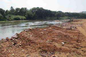 Doanh nghiệp biến sông thành đường vận chuyển cát