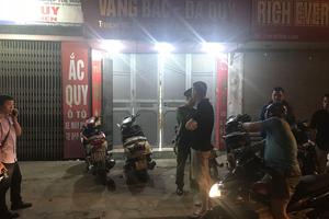 Khống chế một đối tượng nghi cầm súng cướp tiệm vàng