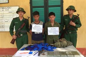 Bắt 2 đối tượng tàng trữ súng K54 mang 26.817 viên ma túy tổng hợp