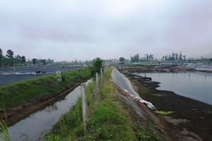 Dân phản đối cây xăng dầu cạnh hồ nuôi tôm