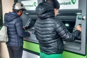 Sử dụng giấy tờ tùy thân giả mạo để mở thẻ ATM có thể bị xử lý hình sự