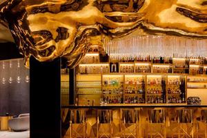 Khám phá nhà hàng chuyên dùng vàng để trang trí món ăn tại Dubai