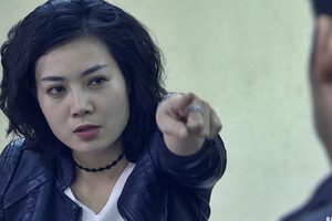  'Vỗ mông như lời chào trong showbiz' là xúc phạm nghệ sĩ nữ